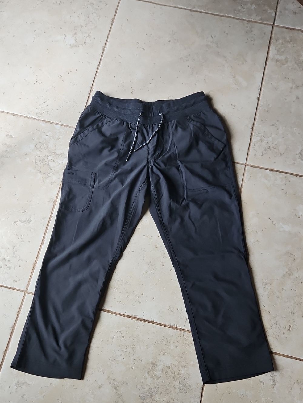 BNWT, Women's Columbia Black Capris Joggers with Drawstring.